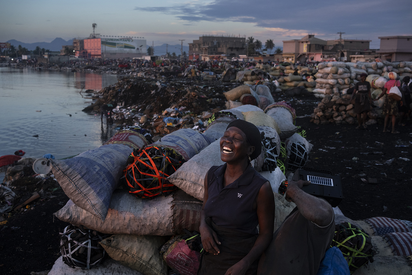 Marché du Cap Haitien où sont vendu du charbon fabriqué à bas de bois de mangroves.
Un sac de charbon coûte environ 500 Gourdes haïtienne (3,5$)